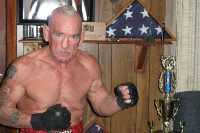 Boxeador de 70 anos nocauteia um rival bem mais jovem e estabelece um novo recorde mundial