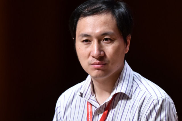 Condenam a três anos de prisão o cientista chinês que criou os primeiros bebês 'editados geneticamente'