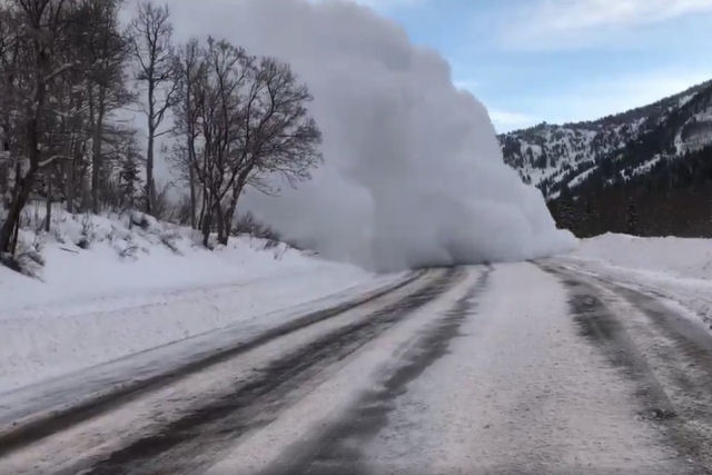 Registram uma avalanche de neve impressionante que cobre uma estrada nos EUA