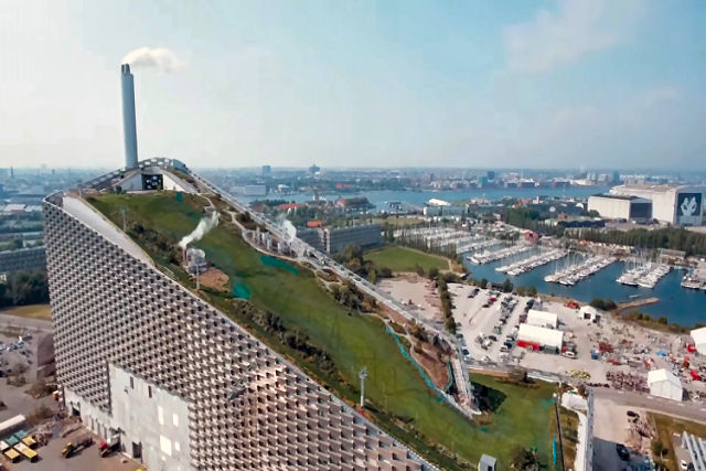 Uma usina de transformação de resíduos em energia em Copenhague que funciona como uma pista de esqui urbana
