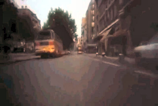 Em 1976 um francs gravou seu Mercedes percorrendo as ruas de Paris desafiando as leis