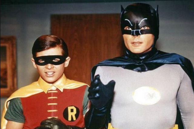 O ator de Robin na série 'Batman', de 1966, revela que teve que tomar comprimidos para encolher os genitais