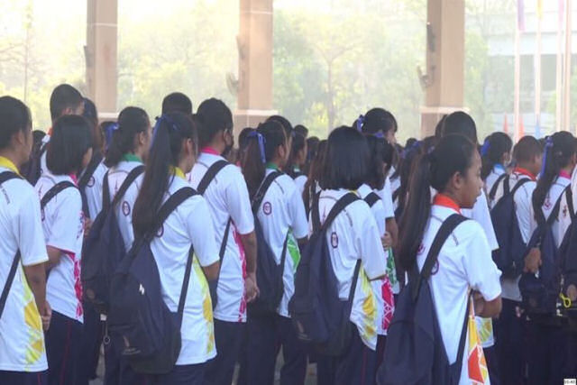 Escola tailandesa usa decibelímetro para punir estudantes que não cantam hino nacional em voz alta