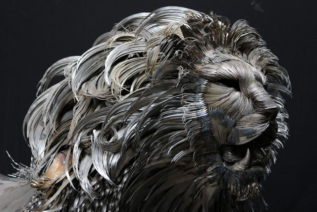 As esculturas enormes de metal deste escultor turco incorporam efeitos caticos das mudanas climticas