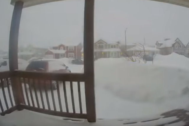 Cmera de porteiro eletrnico registra histrica queda de neve de 24 horas em Newfoundland