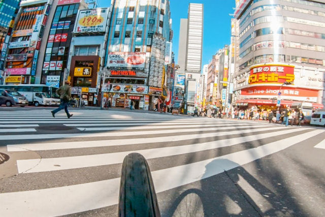 Este hipntico passeio de bike pela regio mais movimentada de Tquio  o melhor vdeo que voc vai ver hoje