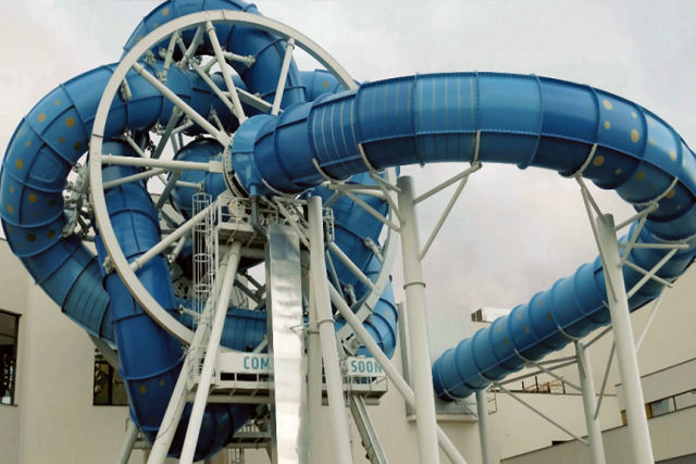 Assim  o SlideWheel, o nico tobog aqutico do mundo que gira como uma roda-gigante