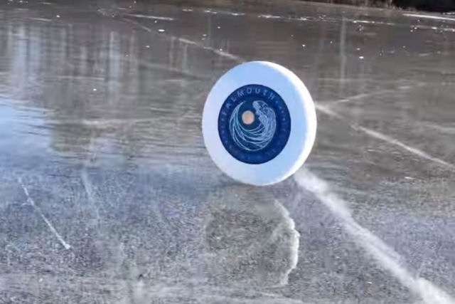 Este frisbee deslizando infinitamente através de um lago congelado irá hipnotizar você
