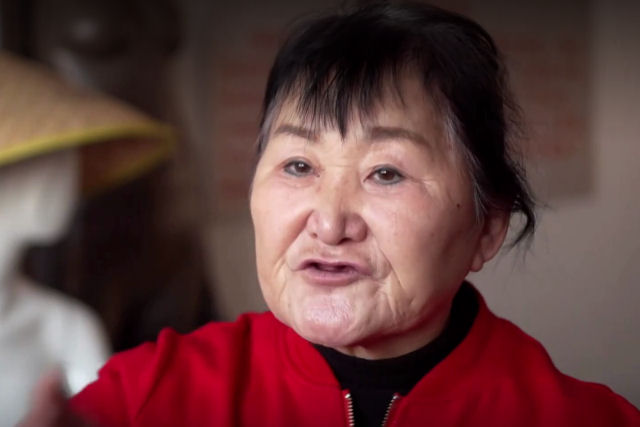 Descendentes de sereias da China tecem roupas com pele de peixe