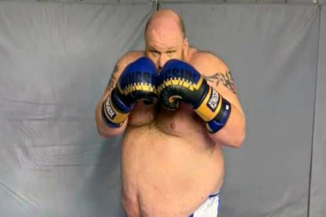 Ex-lutador de artes marciais mistas de 186 quilos sofre um violento nocaute em sua estreia no boxe