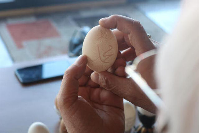 Artista esculpe 12.000 furos em um ovo de galinha e estabelece novo recorde