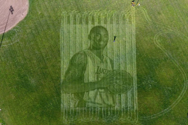Casal de americanos usa cortador de grama guiado por GPS para criar uma homenagem impressionante a Kobe Bryant