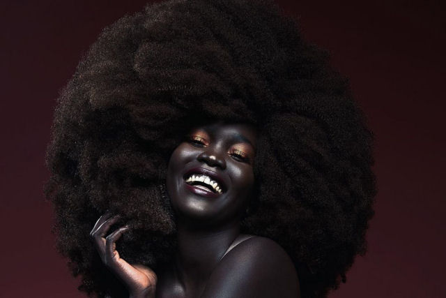 Queen of Dark, a modelo sudanesa que promove a diversidade com sua linda pele invulgarmente escura