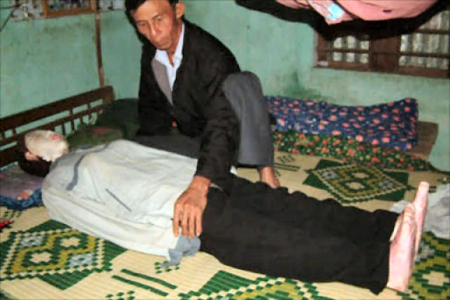 Vietnamita divide a cama com os restos de sua esposa faz 16 anos