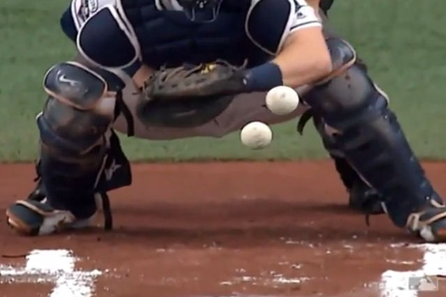 A sobreposio de uma bola rpida uma curva, permite entender porque  difcil rebater no beisebol