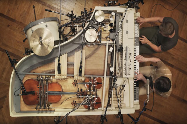 Banda de indie rock passou 3 anos construindo um instrumento hbrido de 20 peas