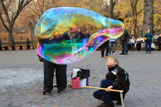 Cientista desenvolve receita perfeita para fazer bolhas de sabo gigantes