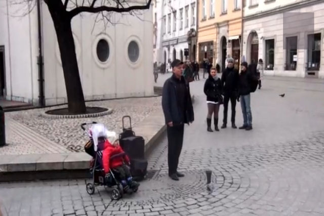 Homem canta pera na rua, mas quem rouba a cena  sua filha