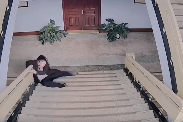 Policial exausto cai nas escadas depois de trabalhar 12 horas ao dia durante uma semana contra o coronavrus