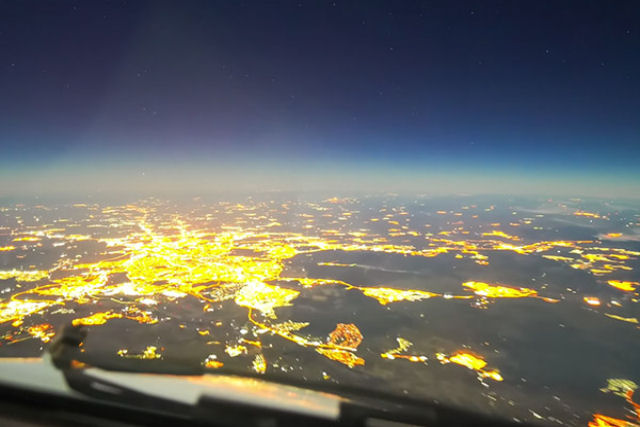Piloto grava um espetacular time-lapse na cabine do avio durante a rota Paris-Buenos Aires