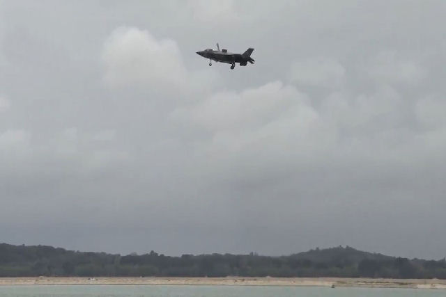 Um caa F-35B fica suspenso no ar durante uma demonstrao de voo