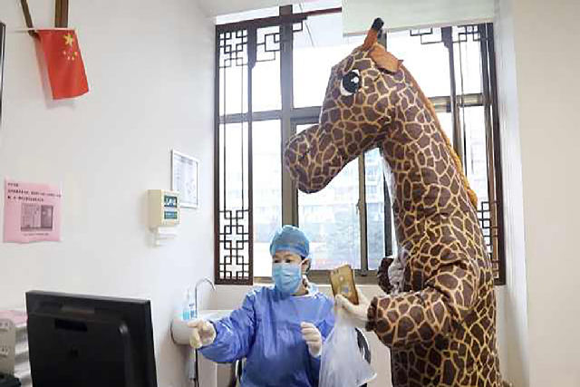 Como no conseguiu uma mscara, chinesa foi ao hospital fantasiada de girafa no meio da epidemia do coronavrus