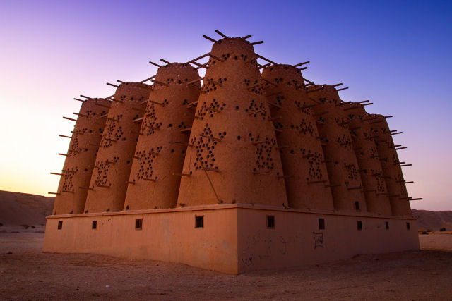 As torres histricas de adobe para pombos, em Riad