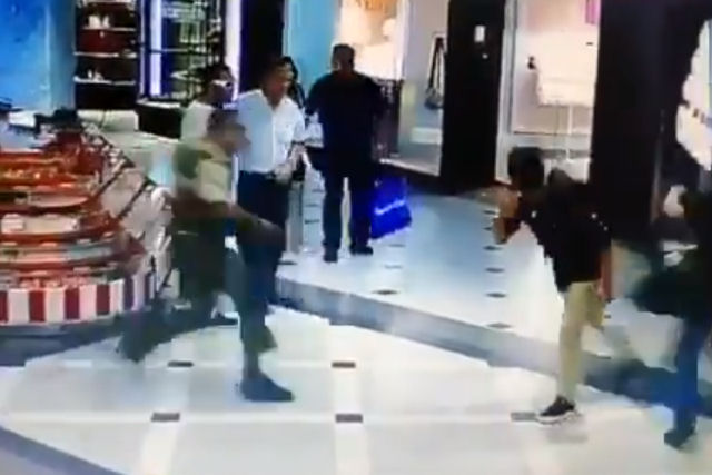 'Heri annimo' frustra um roubo em um shopping chileno com uma rasteirinha 