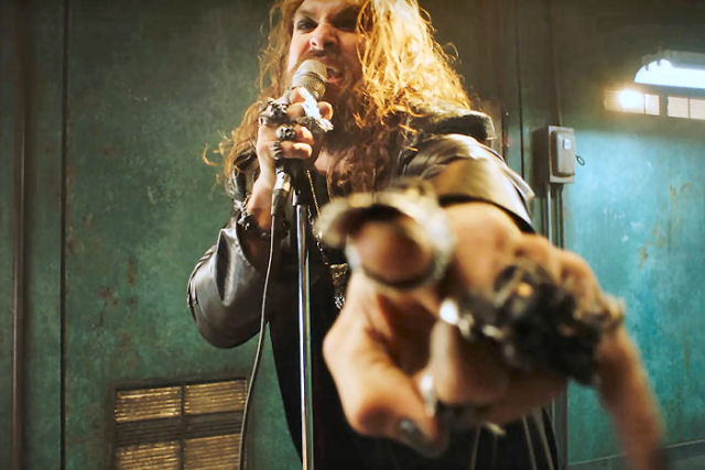 Jason Momoa interpreta Ozzy Osbourne em um novo videoclipe