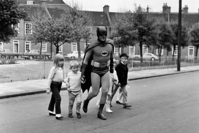 Quando Batman, alm de lutar contra os viles de Gotham, ajudava crianas adorveis a atravessar a rua!