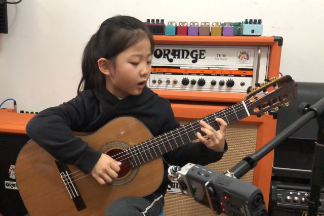 Talentosa chinesinha de 6 anos apresenta um cover impecvel de 'Fly Me to the Moon' no violo