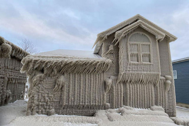 Vendaval transforma casas nas margens do Lago Erie em castelos de gelo, nos EUA