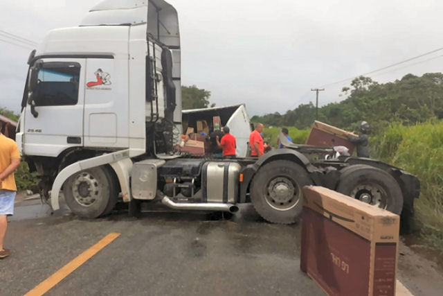 Caminhão tomba e população saqueia carga de TVs de 50 polegadas, no Pará