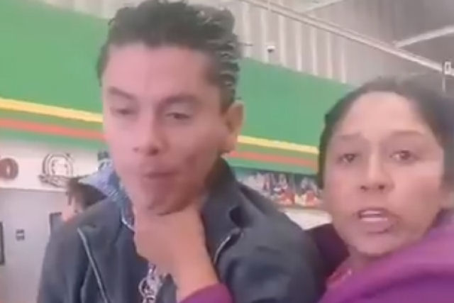 Mexicana domina um sujeito por assediar sua filha de 14 anos em um supermercado