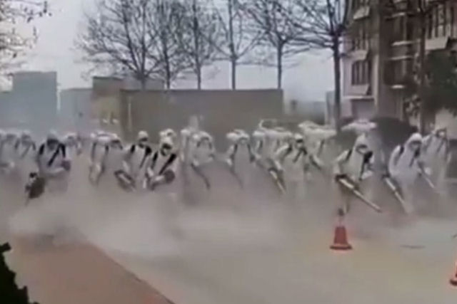 Stormtroopers em formação?: vídeo de fumigadores chineses lutando contra o coronavírus torna-se viral