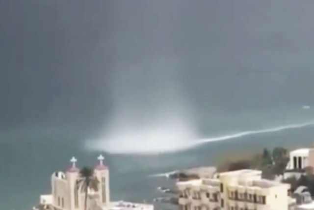 Uma espetacular tromba-d'gua marinha levanta-se em frente  costa libanesa