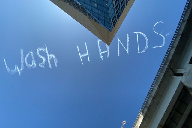 Piloto australiano escreve no céu 'lavem suas mãos' no meio da pandemia de coronavírus
