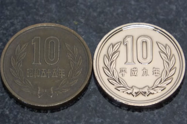 Polindo uma moeda velha com nveis de gros progressivamente mais altos (mais finos)