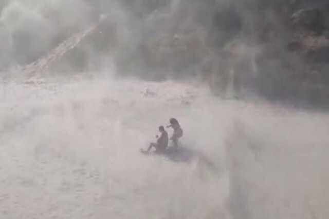 Helicptero da Polcia Civil de Santa Catarina 'orienta' banhistas com tempestade de areia