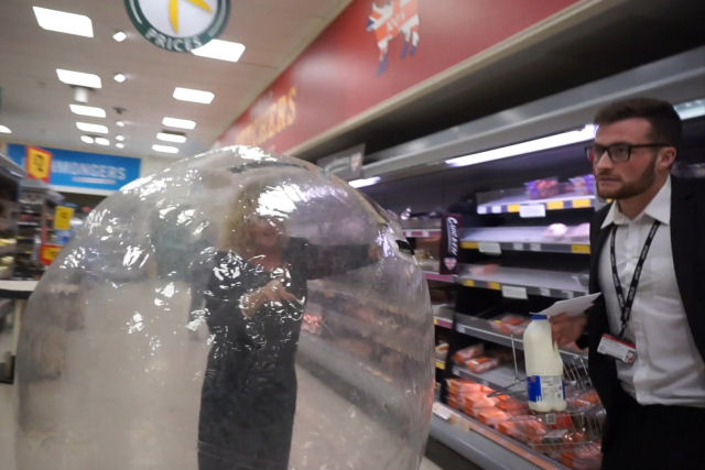 Britnica foi fazer compras dentro de um bolha