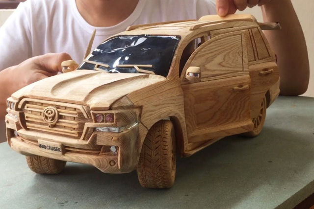 Constrói uma alucinante réplica em miniatura de um Toyota Land Cruiser com madeira