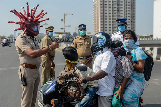 Polícia indiana repreende cidadãos que quebram o toque de recolher pelo coronavírus