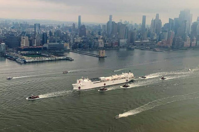 Multido se rene em Nova York para assistir a chegada do navio-hospital da Marinha dos EUA
