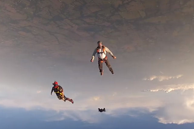 O momento em que um paraquedista nocauteia outro no meio do salto e um terceiro voa a seu resgate