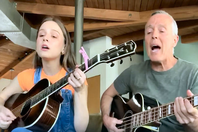 Curt Smith e sua filha apresentam um belo dueto acústico 'Mad World' do Tears for Fears