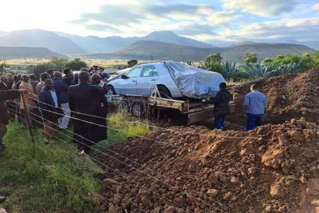 Poltico sul-africano  enterrado dentro de sua amada Mercedes