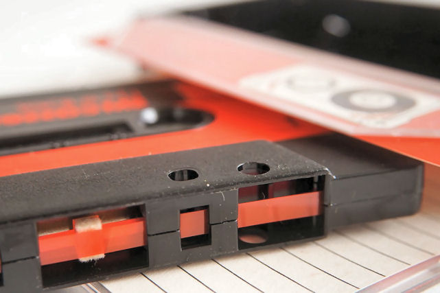 Blogueiro 'hackeia' uma antiga fita cassete e consegue gravar um vídeo nela