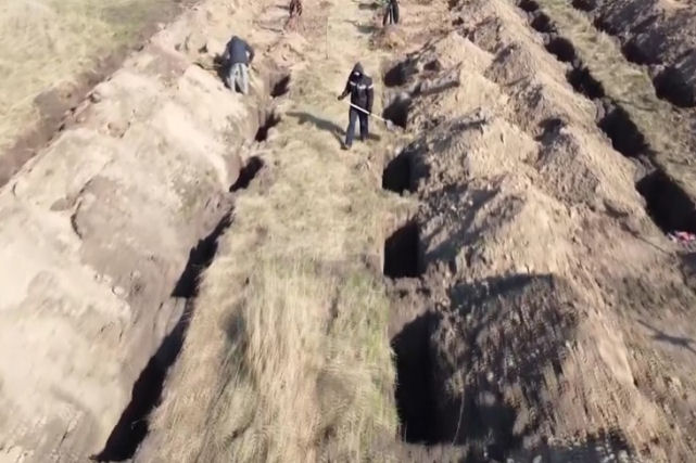 Cidade ucraniana escava centenas de tmulos para assustar moradores a ficarem em casa