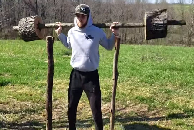 Fisiculturista americano 'esculpiu' uma academia com madeira enquanto sua academia está fechada