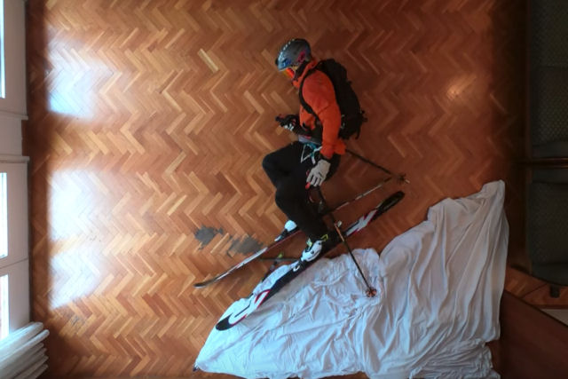 A viagem para esquiar desse cara foi cancelada e ele decidiu fazer um filme stop-motion em casa